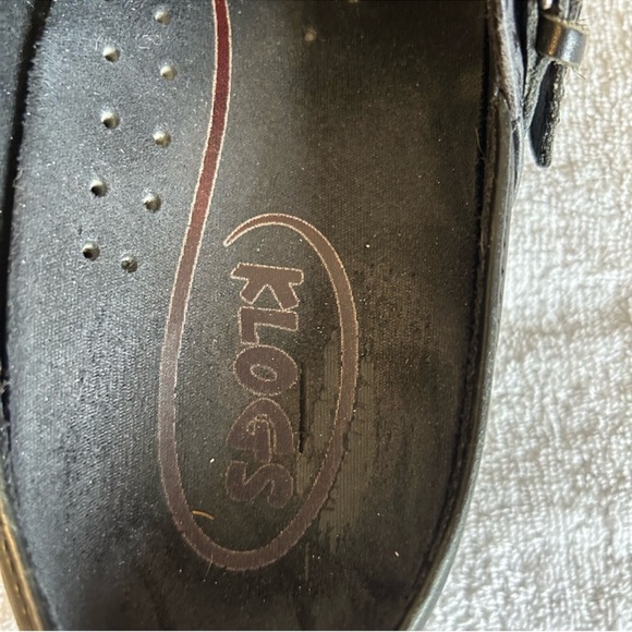 Klogs Women's Black Patterned Slip-On Clogs - Picture 2 of 8